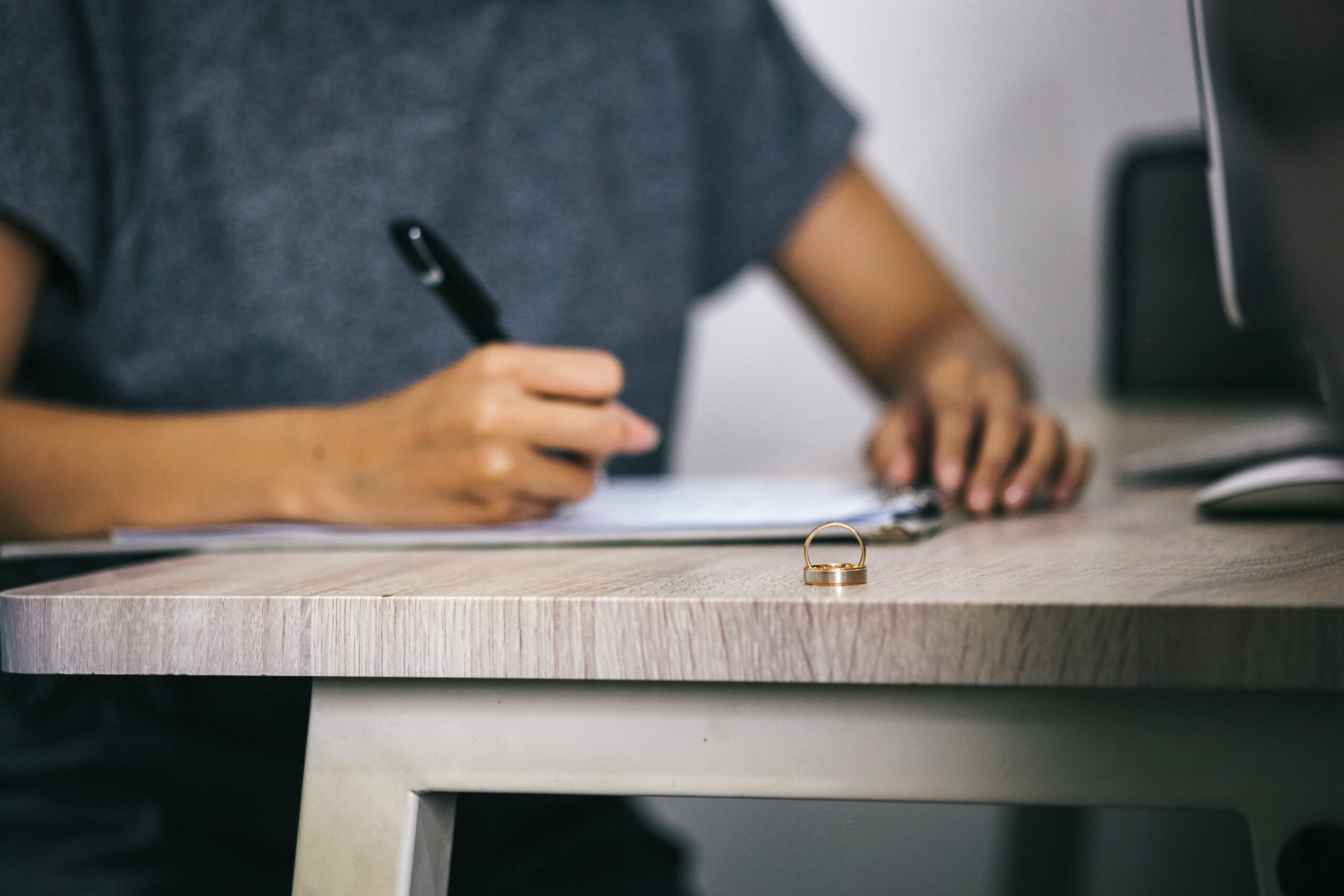 man signing divorce papers in texas