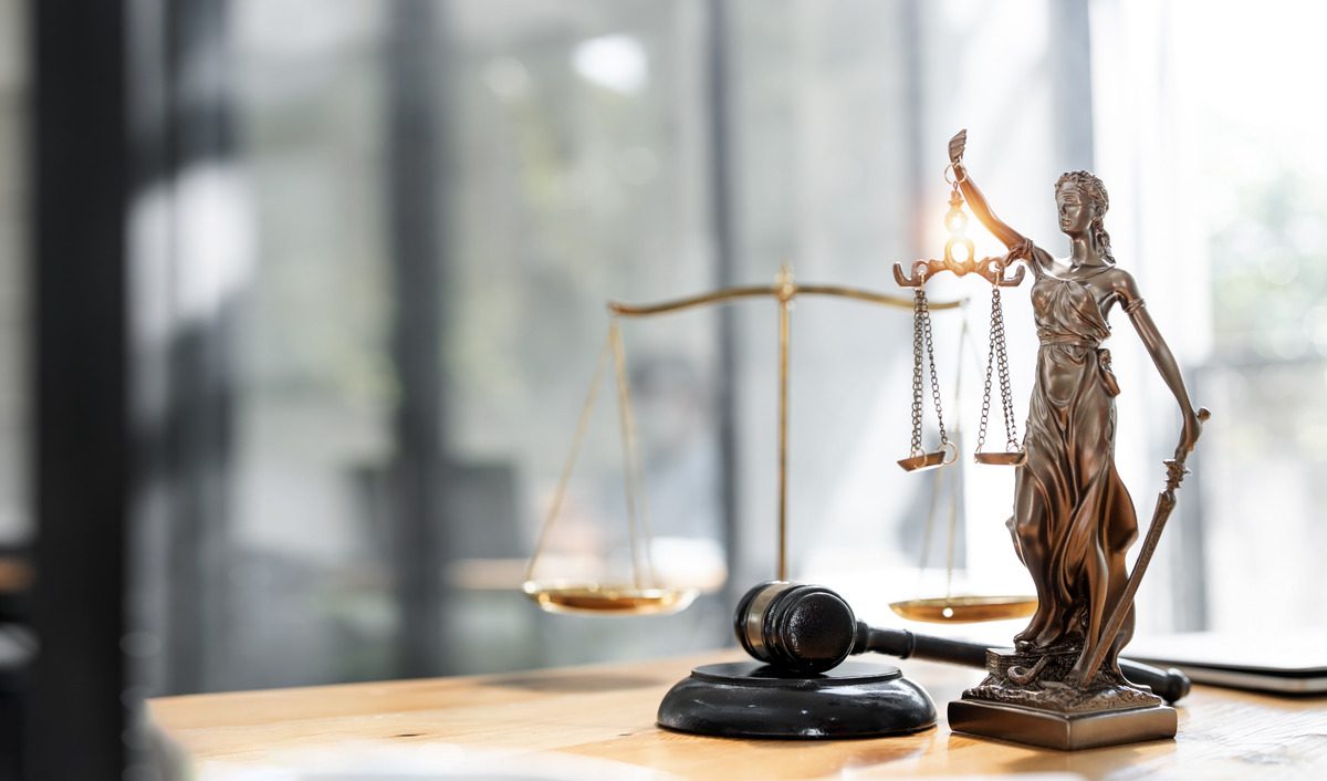 Close-up of Lady Justice statue holding scales, the fairness and legal balance in child support modification cases